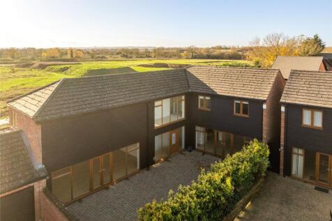 High Street, Arlesey, Bedfordshire, SG15 4 bed detached house for sale