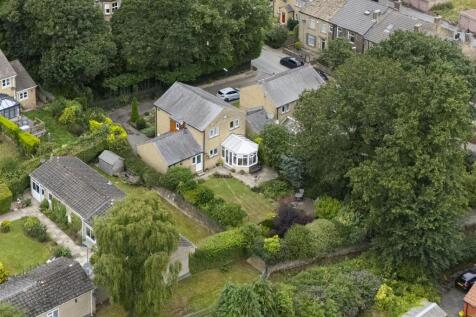 Highbury Court, Lower Edge Road... 4 bed detached house for sale