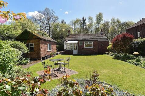 Clarke Lane, Bollington 2 bed detached bungalow for sale