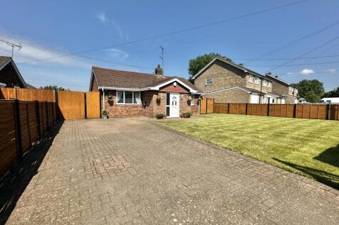 The Street, Holywell Row, Suffolk, IP28 3 bed detached bungalow for sale
