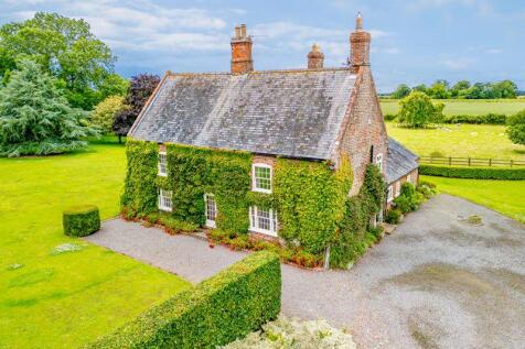 Detached house for sale
