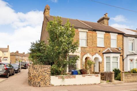 Hampden Road, Grays RM17 3 bed end of terrace house for sale
