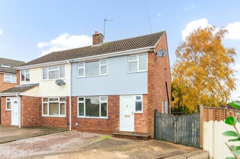 Manorfields Road, Old Stratford... 3 bed semi