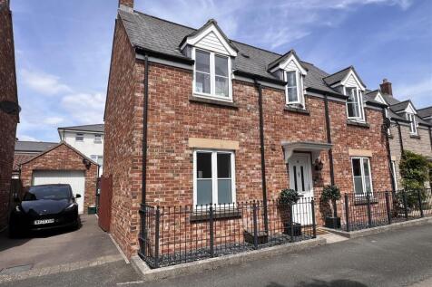 4 bedroom semi-detached house for sale