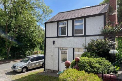 Well Street, Cefn Mawr, Wrexham 2 bed detached house for sale
