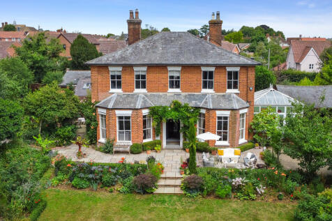 Park Lane, Earls Colne 4 bed link detached house for sale