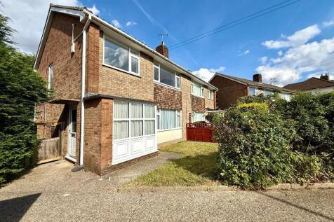 Heywood Drive, Round Green, Luton... 2 bed maisonette for sale