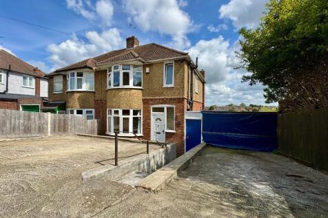 Walcot Avenue, Round Green, Luton... 3 bed semi
