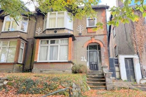 London Road, South Luton, Luton... 7 bed semi