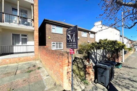 Albert Road, South Woodford, E18 2 bed apartment for sale