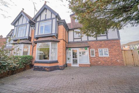6 bedroom semi-detached house for sale