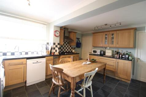 Watergate Road, Newport PO30 4 bed semi