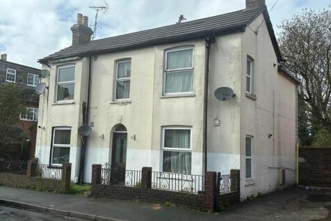 6 Moorlands Road, Camberley, ., GU15 3AE 1 bed apartment for sale