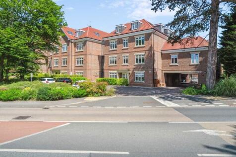 36 Rickmansworth Road, Northwood... 2 bed flat for sale