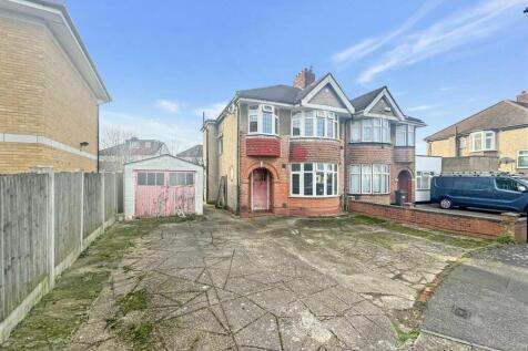 Ashton Gardens, ., Hounslow, ..., TW4... 3 bed semi