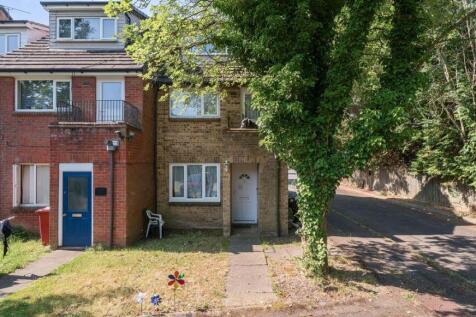 Mead Avenue, Slough, Berkshire, SL3 8JD 1 bed apartment for sale