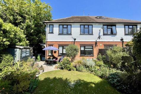 Albany Crescent, Claygate, Esher... 2 bed maisonette for sale