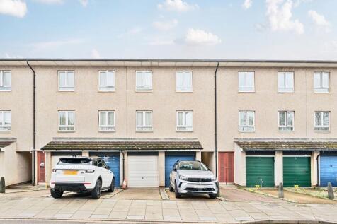 Deepwood Lane, Middlesex, Greenford... 3 bed flat for sale