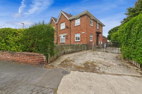 Dunelm Road, Moorside, Consett... 3 bed semi