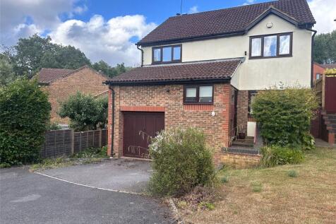 Kestrel Way, Burghfield Common... 4 bed detached house for sale