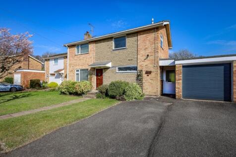 Patricks Copse Road, Liss, Hampshire... 3 bed detached house for sale