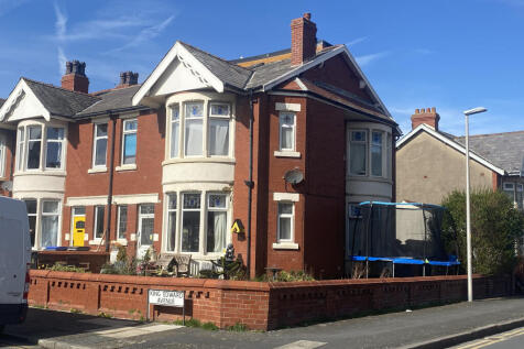 4 bedroom end of terrace house for sale