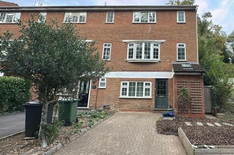 5 bedroom end of terrace house for sale