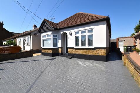 Queen Elizabeth Chase, Rochford 3 bed detached bungalow for sale