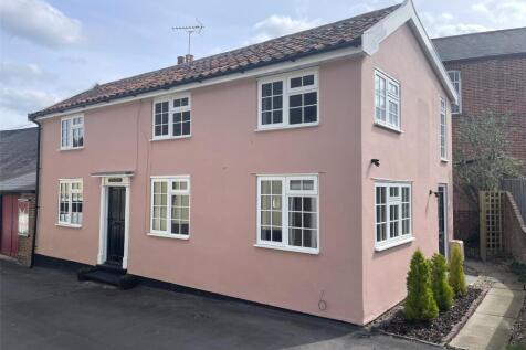 4 bedroom link detached house for sale