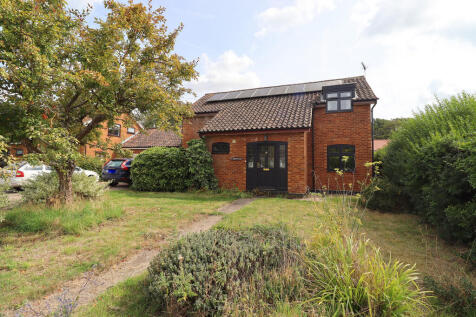 Grove Road, Bentley 4 bed link detached house for sale