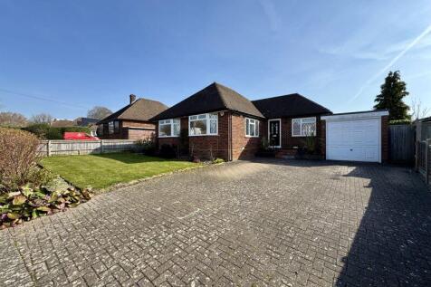 New Road, Bourne End SL8 3 bed detached bungalow for sale