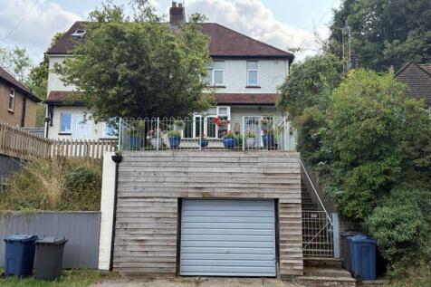 Kingsmead Road, High Wycombe HP11 3 bed semi