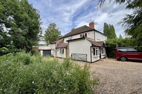 Boundary Road, Wooburn Green HP10 4 bed semi