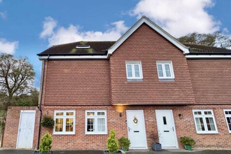 Compton Road, Wooburn Green HP10 4 bed semi