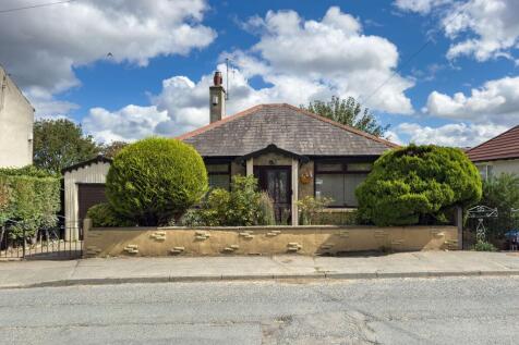 Slade Lane, Rastrick, HD6 3PL 2 bed detached bungalow for sale