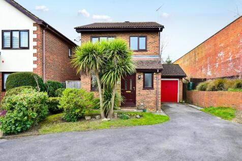 Lory Ridge, Bagshot, Surrey, GU19 3 bed detached house for sale