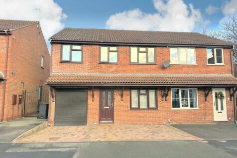 3 Brook Street, Bedworth... 4 bed semi