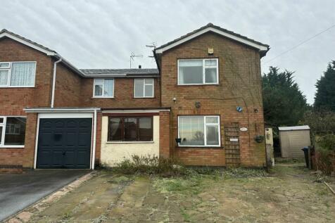 9 Charnwood Close, Hinckley... 3 bed semi