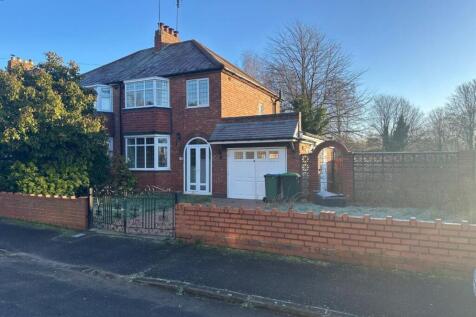 18 Bankfield Road, Tipton, DY4 0EY 3 bed semi