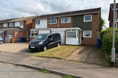 7 Carlton Crescent, Burntwood, Nr... 3 bed semi