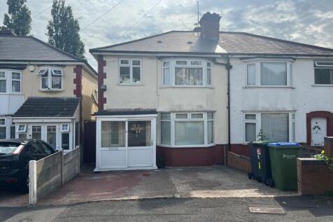 6 Trotters Lane, West Bromwich, B71 2QF 3 bed semi