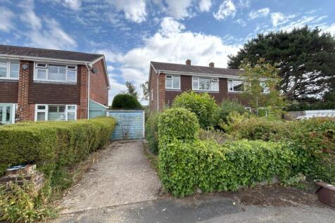 60 Rosewood Gardens, New Milton... 3 bed semi