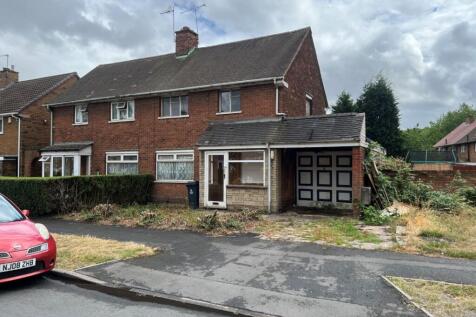 130 Hough Road, Walsall, WS2 9BE 3 bed semi