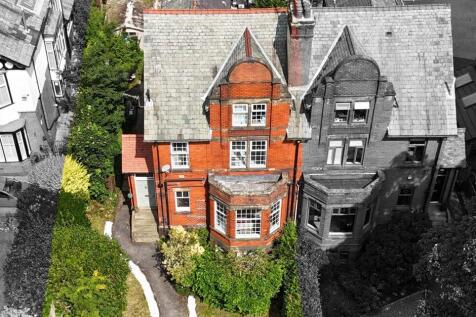 5 bedroom semi-detached house for sale
