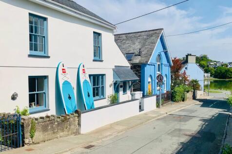 5 bedroom end of terrace house for sale