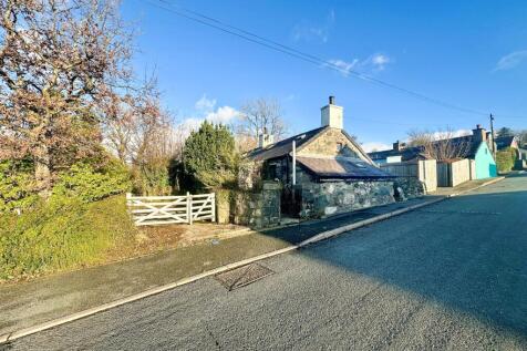 Rhostryfan, Caernarfon, Gwynedd, LL54 2 bed detached house for sale