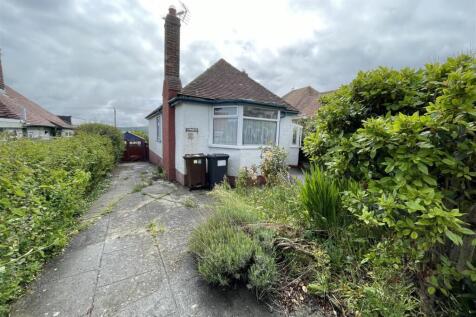Maes Y Castell, Llanrhos, Llandudno 2 bed detached bungalow for sale