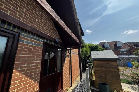 Aynscombe Close, Dunstable 1 bed cluster house for sale