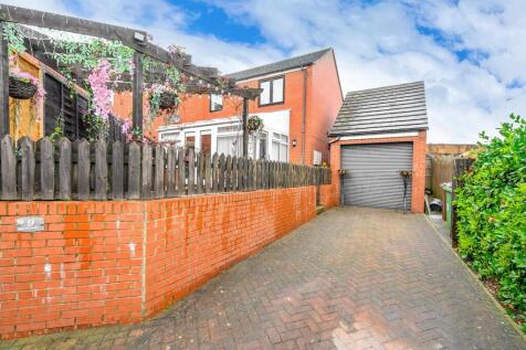 Moor Knoll Gardens, Wakefield, WF3 3 bed semi