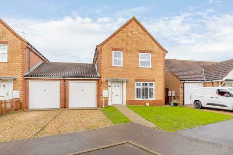 3 bedroom link detached house for sale